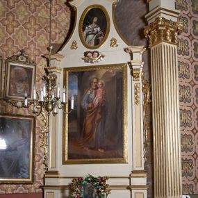 Zdjęcie nr 1: Ołtarz architektoniczny, jednoosiowy, jednokondygnacyjny ze zwieńczeniem, z uszami. Retabulum ustawione na prostopadłościennej mensie ołtarzowej z antepedium, zdobionym czterema prostokątnymi płycinami oddzielonymi kanelowanymi lizenami. Tabernakulum w kształcie prostopadłościennej skrzynki na wysokim cokole, zamkniętej od góry płaskim daszkiem, na którym miejsce na prosty tron do wystawiania monstrancji. Przednia ścianka tabernakulum zamknięta od góry gzymsem w formie łuku nadwieszonego. Drzwiczki w formie stojącego prostokąta zamkniętego łukiem półkolistym. W polu, obwiedzionym ramą o analogicznym kształcie płaskorzeźbiony krzyż z podstawą. Ustawiona na mensie nastawa wsparta na cokole z wyodrębnionymi po bokach dwoma postumentami, wyżej ujęta parą pilastrów, o trzonach ozdobionych płycinami i u góry zwisami ze stylizowanych kampanul, z nałożonymi u szczytu konsolkami pełniącymi funkcję kapiteli, które wspierają odcinki przerwanego belkowania. W polu głównym obraz św. Józefa z Dzieciątkiem Jezus w kształcie pionowego prostokąta. Zwieńczenie  w ogólnym zarysie w kształcie trapezu, o bokach zaakcentowanych wklęsłymi łukami odcinkowymi, zamknięte od góry dwiema wolutkami, spiętymi u szczytu muszlą palmetową i ozdobionymi wicią z różami. W polu owalny obraz z przedstawieniem św. Wiktorii. Poniżej dwie uskrzydlone główki aniołków. Uszy z wici i motywów ornamentu rocaille'owego. Struktura ołtarza w kolorze białym, detale i ornamentyka złocone.