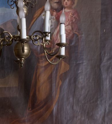 Zdjęcie nr 4: Ołtarz architektoniczny, jednoosiowy, jednokondygnacyjny ze zwieńczeniem, z uszami. Retabulum ustawione na prostopadłościennej mensie ołtarzowej z antepedium, zdobionym czterema prostokątnymi płycinami oddzielonymi kanelowanymi lizenami. Tabernakulum w kształcie prostopadłościennej skrzynki na wysokim cokole, zamkniętej od góry płaskim daszkiem, na którym miejsce na prosty tron do wystawiania monstrancji. Przednia ścianka tabernakulum zamknięta od góry gzymsem w formie łuku nadwieszonego. Drzwiczki w formie stojącego prostokąta zamkniętego łukiem półkolistym. W polu, obwiedzionym ramą o analogicznym kształcie płaskorzeźbiony krzyż z podstawą. Ustawiona na mensie nastawa wsparta na cokole z wyodrębnionymi po bokach dwoma postumentami, wyżej ujęta parą pilastrów, o trzonach ozdobionych płycinami i u góry zwisami ze stylizowanych kampanul, z nałożonymi u szczytu konsolkami pełniącymi funkcję kapiteli, które wspierają odcinki przerwanego belkowania. W polu głównym obraz św. Józefa z Dzieciątkiem Jezus w kształcie pionowego prostokąta. Zwieńczenie  w ogólnym zarysie w kształcie trapezu, o bokach zaakcentowanych wklęsłymi łukami odcinkowymi, zamknięte od góry dwiema wolutkami, spiętymi u szczytu muszlą palmetową i ozdobionymi wicią z różami. W polu owalny obraz z przedstawieniem św. Wiktorii. Poniżej dwie uskrzydlone główki aniołków. Uszy z wici i motywów ornamentu rocaille&#039;owego. Struktura ołtarza w kolorze białym, detale i ornamentyka złocone.