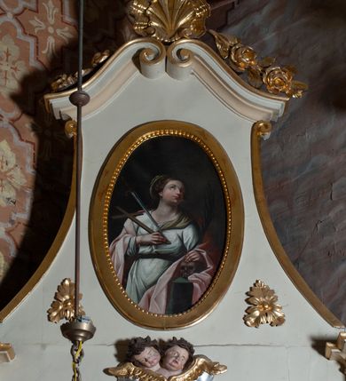 Zdjęcie nr 6: Ołtarz architektoniczny, jednoosiowy, jednokondygnacyjny ze zwieńczeniem, z uszami. Retabulum ustawione na prostopadłościennej mensie ołtarzowej z antepedium, zdobionym czterema prostokątnymi płycinami oddzielonymi kanelowanymi lizenami. Tabernakulum w kształcie prostopadłościennej skrzynki na wysokim cokole, zamkniętej od góry płaskim daszkiem, na którym miejsce na prosty tron do wystawiania monstrancji. Przednia ścianka tabernakulum zamknięta od góry gzymsem w formie łuku nadwieszonego. Drzwiczki w formie stojącego prostokąta zamkniętego łukiem półkolistym. W polu, obwiedzionym ramą o analogicznym kształcie płaskorzeźbiony krzyż z podstawą. Ustawiona na mensie nastawa wsparta na cokole z wyodrębnionymi po bokach dwoma postumentami, wyżej ujęta parą pilastrów, o trzonach ozdobionych płycinami i u góry zwisami ze stylizowanych kampanul, z nałożonymi u szczytu konsolkami pełniącymi funkcję kapiteli, które wspierają odcinki przerwanego belkowania. W polu głównym obraz św. Józefa z Dzieciątkiem Jezus w kształcie pionowego prostokąta. Zwieńczenie  w ogólnym zarysie w kształcie trapezu, o bokach zaakcentowanych wklęsłymi łukami odcinkowymi, zamknięte od góry dwiema wolutkami, spiętymi u szczytu muszlą palmetową i ozdobionymi wicią z różami. W polu owalny obraz z przedstawieniem św. Wiktorii. Poniżej dwie uskrzydlone główki aniołków. Uszy z wici i motywów ornamentu rocaille&#039;owego. Struktura ołtarza w kolorze białym, detale i ornamentyka złocone.