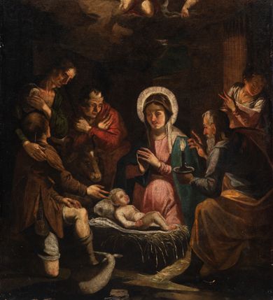 Zdjęcie nr 1: Obraz w kształcie stojącego prostokąta przedstawiający scenę Bożego Narodzenia. W centrum kompozycji ukazana Maria klęcząca przy żłóbku, w którym leży Dzieciątko Jezus. Z lewej strony kompozycji grupa trzech pasterzy składających pokłony Dzieciątku oraz wół i osioł, z prawej św. Józef trzymający z dłoni zapaloną świecę oraz nieco z tyłu stojąca postać kobieca. W górnej części obrazu aniołowie wyłaniający się z obłoków. Matka Boska przedstawiona jako młoda kobieta w jasnoróżowej sukni i ciemnoniebieskim płaszczu zwrócona w trzech czwartych w prawo. Głowa okryta białą chustą i otoczona świetlistym nimbem pochylona nieznacznie w dół. Ręce złożone w geście modlitwy. Nagie Dzieciątko leżące w żłobku, na sianie i białej tkaninie. Kieruje swoją głowę do matki. Św. Józef został przedstawiony jako starszy, brodaty i siwy mężczyzna przedstawiony tyłem i pochylający się nad żłobkiem. W lewej ręce trzyma kaganek z zapaloną świecą, prawą wyciąga przed siebie w geście oratorskim. Mężczyzna ubrany jest jasnoniebieską szatę z długimi rękawami i żółty płaszcz. Postać kobieca z tyłu przedstawiona w pozycji stojącej z głową pochyloną w dół i zwróconą w lewo. Dłonią lewej ręki wskazuje w górę. Ubrana jest w biało-różowe szaty z długimi rękawami. Za nią widoczny fragment kanelowanej kolumny. Trzej pasterze przedstawieni z lewej strony obrazu zwracają się w stronę Dzieciątka leżącego w żłóbku. Postać na pierwszym planie w brązowych szatach ukazana tyłem, przyklęka na jedno kolano i dłonią wskazuje na Jezusa. Drugi z pasterzy w zielonej szacie o dużym dekolcie wspiera się dłonią na ramieniu klęczącego mężczyzny, w drugiej przyciśniętej do piersi trzyma nakrycie głowy. Trzeci z pasterzy nosi czerwone szaty z długimi rękawami. Skrzyżowane dłonie przyciska do piersi. W górnej części kompozycji obłoki rozświetlone ciepłym światłem, z których wyłajają się aniołowie i uskrzydlone główki anielskie. Anioł w centrum trzyma w rękach banderolę z nieczytelnym napisem. Kolorystyka obrazu ciemna, ciepła z wyraźną dominacją odcieni brązu.