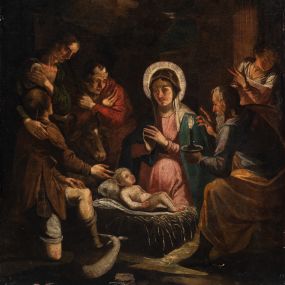 Zdjęcie nr 1: Obraz w kształcie stojącego prostokąta przedstawiający scenę Bożego Narodzenia. W centrum kompozycji ukazana Maria klęcząca przy żłóbku, w którym leży Dzieciątko Jezus. Z lewej strony kompozycji grupa trzech pasterzy składających pokłony Dzieciątku oraz wół i osioł, z prawej św. Józef trzymający z dłoni zapaloną świecę oraz nieco z tyłu stojąca postać kobieca. W górnej części obrazu aniołowie wyłaniający się z obłoków. Matka Boska przedstawiona jako młoda kobieta w jasnoróżowej sukni i ciemnoniebieskim płaszczu zwrócona w trzech czwartych w prawo. Głowa okryta białą chustą i otoczona świetlistym nimbem pochylona nieznacznie w dół. Ręce złożone w geście modlitwy. Nagie Dzieciątko leżące w żłobku, na sianie i białej tkaninie. Kieruje swoją głowę do matki. Św. Józef został przedstawiony jako starszy, brodaty i siwy mężczyzna przedstawiony tyłem i pochylający się nad żłobkiem. W lewej ręce trzyma kaganek z zapaloną świecą, prawą wyciąga przed siebie w geście oratorskim. Mężczyzna ubrany jest jasnoniebieską szatę z długimi rękawami i żółty płaszcz. Postać kobieca z tyłu przedstawiona w pozycji stojącej z głową pochyloną w dół i zwróconą w lewo. Dłonią lewej ręki wskazuje w górę. Ubrana jest w biało-różowe szaty z długimi rękawami. Za nią widoczny fragment kanelowanej kolumny. Trzej pasterze przedstawieni z lewej strony obrazu zwracają się w stronę Dzieciątka leżącego w żłóbku. Postać na pierwszym planie w brązowych szatach ukazana tyłem, przyklęka na jedno kolano i dłonią wskazuje na Jezusa. Drugi z pasterzy w zielonej szacie o dużym dekolcie wspiera się dłonią na ramieniu klęczącego mężczyzny, w drugiej przyciśniętej do piersi trzyma nakrycie głowy. Trzeci z pasterzy nosi czerwone szaty z długimi rękawami. Skrzyżowane dłonie przyciska do piersi. W górnej części kompozycji obłoki rozświetlone ciepłym światłem, z których wyłajają się aniołowie i uskrzydlone główki anielskie. Anioł w centrum trzyma w rękach banderolę z nieczytelnym napisem. Kolorystyka obrazu ciemna, ciepła z wyraźną dominacją odcieni brązu.