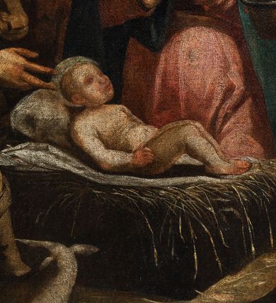 Zdjęcie nr 4: Obraz w kształcie stojącego prostokąta przedstawiający scenę Bożego Narodzenia. W centrum kompozycji ukazana Maria klęcząca przy żłóbku, w którym leży Dzieciątko Jezus. Z lewej strony kompozycji grupa trzech pasterzy składających pokłony Dzieciątku oraz wół i osioł, z prawej św. Józef trzymający z dłoni zapaloną świecę oraz nieco z tyłu stojąca postać kobieca. W górnej części obrazu aniołowie wyłaniający się z obłoków. Matka Boska przedstawiona jako młoda kobieta w jasnoróżowej sukni i ciemnoniebieskim płaszczu zwrócona w trzech czwartych w prawo. Głowa okryta białą chustą i otoczona świetlistym nimbem pochylona nieznacznie w dół. Ręce złożone w geście modlitwy. Nagie Dzieciątko leżące w żłobku, na sianie i białej tkaninie. Kieruje swoją głowę do matki. Św. Józef został przedstawiony jako starszy, brodaty i siwy mężczyzna przedstawiony tyłem i pochylający się nad żłobkiem. W lewej ręce trzyma kaganek z zapaloną świecą, prawą wyciąga przed siebie w geście oratorskim. Mężczyzna ubrany jest jasnoniebieską szatę z długimi rękawami i żółty płaszcz. Postać kobieca z tyłu przedstawiona w pozycji stojącej z głową pochyloną w dół i zwróconą w lewo. Dłonią lewej ręki wskazuje w górę. Ubrana jest w biało-różowe szaty z długimi rękawami. Za nią widoczny fragment kanelowanej kolumny. Trzej pasterze przedstawieni z lewej strony obrazu zwracają się w stronę Dzieciątka leżącego w żłóbku. Postać na pierwszym planie w brązowych szatach ukazana tyłem, przyklęka na jedno kolano i dłonią wskazuje na Jezusa. Drugi z pasterzy w zielonej szacie o dużym dekolcie wspiera się dłonią na ramieniu klęczącego mężczyzny, w drugiej przyciśniętej do piersi trzyma nakrycie głowy. Trzeci z pasterzy nosi czerwone szaty z długimi rękawami. Skrzyżowane dłonie przyciska do piersi. W górnej części kompozycji obłoki rozświetlone ciepłym światłem, z których wyłajają się aniołowie i uskrzydlone główki anielskie. Anioł w centrum trzyma w rękach banderolę z nieczytelnym napisem. Kolorystyka obrazu ciemna, ciepła z wyraźną dominacją odcieni brązu.