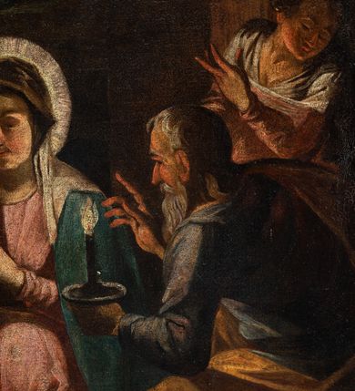 Zdjęcie nr 2: Obraz w kształcie stojącego prostokąta przedstawiający scenę Bożego Narodzenia. W centrum kompozycji ukazana Maria klęcząca przy żłóbku, w którym leży Dzieciątko Jezus. Z lewej strony kompozycji grupa trzech pasterzy składających pokłony Dzieciątku oraz wół i osioł, z prawej św. Józef trzymający z dłoni zapaloną świecę oraz nieco z tyłu stojąca postać kobieca. W górnej części obrazu aniołowie wyłaniający się z obłoków. Matka Boska przedstawiona jako młoda kobieta w jasnoróżowej sukni i ciemnoniebieskim płaszczu zwrócona w trzech czwartych w prawo. Głowa okryta białą chustą i otoczona świetlistym nimbem pochylona nieznacznie w dół. Ręce złożone w geście modlitwy. Nagie Dzieciątko leżące w żłobku, na sianie i białej tkaninie. Kieruje swoją głowę do matki. Św. Józef został przedstawiony jako starszy, brodaty i siwy mężczyzna przedstawiony tyłem i pochylający się nad żłobkiem. W lewej ręce trzyma kaganek z zapaloną świecą, prawą wyciąga przed siebie w geście oratorskim. Mężczyzna ubrany jest jasnoniebieską szatę z długimi rękawami i żółty płaszcz. Postać kobieca z tyłu przedstawiona w pozycji stojącej z głową pochyloną w dół i zwróconą w lewo. Dłonią lewej ręki wskazuje w górę. Ubrana jest w biało-różowe szaty z długimi rękawami. Za nią widoczny fragment kanelowanej kolumny. Trzej pasterze przedstawieni z lewej strony obrazu zwracają się w stronę Dzieciątka leżącego w żłóbku. Postać na pierwszym planie w brązowych szatach ukazana tyłem, przyklęka na jedno kolano i dłonią wskazuje na Jezusa. Drugi z pasterzy w zielonej szacie o dużym dekolcie wspiera się dłonią na ramieniu klęczącego mężczyzny, w drugiej przyciśniętej do piersi trzyma nakrycie głowy. Trzeci z pasterzy nosi czerwone szaty z długimi rękawami. Skrzyżowane dłonie przyciska do piersi. W górnej części kompozycji obłoki rozświetlone ciepłym światłem, z których wyłajają się aniołowie i uskrzydlone główki anielskie. Anioł w centrum trzyma w rękach banderolę z nieczytelnym napisem. Kolorystyka obrazu ciemna, ciepła z wyraźną dominacją odcieni brązu.