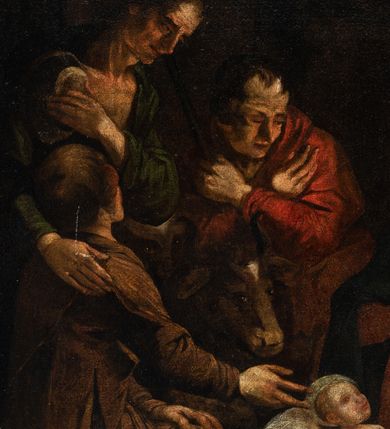 Zdjęcie nr 5: Obraz w kształcie stojącego prostokąta przedstawiający scenę Bożego Narodzenia. W centrum kompozycji ukazana Maria klęcząca przy żłóbku, w którym leży Dzieciątko Jezus. Z lewej strony kompozycji grupa trzech pasterzy składających pokłony Dzieciątku oraz wół i osioł, z prawej św. Józef trzymający z dłoni zapaloną świecę oraz nieco z tyłu stojąca postać kobieca. W górnej części obrazu aniołowie wyłaniający się z obłoków. Matka Boska przedstawiona jako młoda kobieta w jasnoróżowej sukni i ciemnoniebieskim płaszczu zwrócona w trzech czwartych w prawo. Głowa okryta białą chustą i otoczona świetlistym nimbem pochylona nieznacznie w dół. Ręce złożone w geście modlitwy. Nagie Dzieciątko leżące w żłobku, na sianie i białej tkaninie. Kieruje swoją głowę do matki. Św. Józef został przedstawiony jako starszy, brodaty i siwy mężczyzna przedstawiony tyłem i pochylający się nad żłobkiem. W lewej ręce trzyma kaganek z zapaloną świecą, prawą wyciąga przed siebie w geście oratorskim. Mężczyzna ubrany jest jasnoniebieską szatę z długimi rękawami i żółty płaszcz. Postać kobieca z tyłu przedstawiona w pozycji stojącej z głową pochyloną w dół i zwróconą w lewo. Dłonią lewej ręki wskazuje w górę. Ubrana jest w biało-różowe szaty z długimi rękawami. Za nią widoczny fragment kanelowanej kolumny. Trzej pasterze przedstawieni z lewej strony obrazu zwracają się w stronę Dzieciątka leżącego w żłóbku. Postać na pierwszym planie w brązowych szatach ukazana tyłem, przyklęka na jedno kolano i dłonią wskazuje na Jezusa. Drugi z pasterzy w zielonej szacie o dużym dekolcie wspiera się dłonią na ramieniu klęczącego mężczyzny, w drugiej przyciśniętej do piersi trzyma nakrycie głowy. Trzeci z pasterzy nosi czerwone szaty z długimi rękawami. Skrzyżowane dłonie przyciska do piersi. W górnej części kompozycji obłoki rozświetlone ciepłym światłem, z których wyłajają się aniołowie i uskrzydlone główki anielskie. Anioł w centrum trzyma w rękach banderolę z nieczytelnym napisem. Kolorystyka obrazu ciemna, ciepła z wyraźną dominacją odcieni brązu.