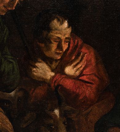 Zdjęcie nr 6: Obraz w kształcie stojącego prostokąta przedstawiający scenę Bożego Narodzenia. W centrum kompozycji ukazana Maria klęcząca przy żłóbku, w którym leży Dzieciątko Jezus. Z lewej strony kompozycji grupa trzech pasterzy składających pokłony Dzieciątku oraz wół i osioł, z prawej św. Józef trzymający z dłoni zapaloną świecę oraz nieco z tyłu stojąca postać kobieca. W górnej części obrazu aniołowie wyłaniający się z obłoków. Matka Boska przedstawiona jako młoda kobieta w jasnoróżowej sukni i ciemnoniebieskim płaszczu zwrócona w trzech czwartych w prawo. Głowa okryta białą chustą i otoczona świetlistym nimbem pochylona nieznacznie w dół. Ręce złożone w geście modlitwy. Nagie Dzieciątko leżące w żłobku, na sianie i białej tkaninie. Kieruje swoją głowę do matki. Św. Józef został przedstawiony jako starszy, brodaty i siwy mężczyzna przedstawiony tyłem i pochylający się nad żłobkiem. W lewej ręce trzyma kaganek z zapaloną świecą, prawą wyciąga przed siebie w geście oratorskim. Mężczyzna ubrany jest jasnoniebieską szatę z długimi rękawami i żółty płaszcz. Postać kobieca z tyłu przedstawiona w pozycji stojącej z głową pochyloną w dół i zwróconą w lewo. Dłonią lewej ręki wskazuje w górę. Ubrana jest w biało-różowe szaty z długimi rękawami. Za nią widoczny fragment kanelowanej kolumny. Trzej pasterze przedstawieni z lewej strony obrazu zwracają się w stronę Dzieciątka leżącego w żłóbku. Postać na pierwszym planie w brązowych szatach ukazana tyłem, przyklęka na jedno kolano i dłonią wskazuje na Jezusa. Drugi z pasterzy w zielonej szacie o dużym dekolcie wspiera się dłonią na ramieniu klęczącego mężczyzny, w drugiej przyciśniętej do piersi trzyma nakrycie głowy. Trzeci z pasterzy nosi czerwone szaty z długimi rękawami. Skrzyżowane dłonie przyciska do piersi. W górnej części kompozycji obłoki rozświetlone ciepłym światłem, z których wyłajają się aniołowie i uskrzydlone główki anielskie. Anioł w centrum trzyma w rękach banderolę z nieczytelnym napisem. Kolorystyka obrazu ciemna, ciepła z wyraźną dominacją odcieni brązu.