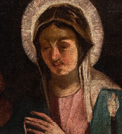 Zdjęcie nr 3: Obraz w kształcie stojącego prostokąta przedstawiający scenę Bożego Narodzenia. W centrum kompozycji ukazana Maria klęcząca przy żłóbku, w którym leży Dzieciątko Jezus. Z lewej strony kompozycji grupa trzech pasterzy składających pokłony Dzieciątku oraz wół i osioł, z prawej św. Józef trzymający z dłoni zapaloną świecę oraz nieco z tyłu stojąca postać kobieca. W górnej części obrazu aniołowie wyłaniający się z obłoków. Matka Boska przedstawiona jako młoda kobieta w jasnoróżowej sukni i ciemnoniebieskim płaszczu zwrócona w trzech czwartych w prawo. Głowa okryta białą chustą i otoczona świetlistym nimbem pochylona nieznacznie w dół. Ręce złożone w geście modlitwy. Nagie Dzieciątko leżące w żłobku, na sianie i białej tkaninie. Kieruje swoją głowę do matki. Św. Józef został przedstawiony jako starszy, brodaty i siwy mężczyzna przedstawiony tyłem i pochylający się nad żłobkiem. W lewej ręce trzyma kaganek z zapaloną świecą, prawą wyciąga przed siebie w geście oratorskim. Mężczyzna ubrany jest jasnoniebieską szatę z długimi rękawami i żółty płaszcz. Postać kobieca z tyłu przedstawiona w pozycji stojącej z głową pochyloną w dół i zwróconą w lewo. Dłonią lewej ręki wskazuje w górę. Ubrana jest w biało-różowe szaty z długimi rękawami. Za nią widoczny fragment kanelowanej kolumny. Trzej pasterze przedstawieni z lewej strony obrazu zwracają się w stronę Dzieciątka leżącego w żłóbku. Postać na pierwszym planie w brązowych szatach ukazana tyłem, przyklęka na jedno kolano i dłonią wskazuje na Jezusa. Drugi z pasterzy w zielonej szacie o dużym dekolcie wspiera się dłonią na ramieniu klęczącego mężczyzny, w drugiej przyciśniętej do piersi trzyma nakrycie głowy. Trzeci z pasterzy nosi czerwone szaty z długimi rękawami. Skrzyżowane dłonie przyciska do piersi. W górnej części kompozycji obłoki rozświetlone ciepłym światłem, z których wyłajają się aniołowie i uskrzydlone główki anielskie. Anioł w centrum trzyma w rękach banderolę z nieczytelnym napisem. Kolorystyka obrazu ciemna, ciepła z wyraźną dominacją odcieni brązu.