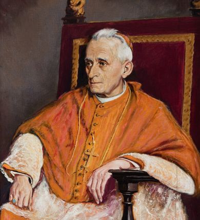 Zdjęcie nr 1: Obraz w formie stojącego prostokąta. W centrum kardynał ukazany w półpostaci, jako siedzący w fotelu, zwrócony w trzech czwartych w prawo, z obiema rękami opartymi na podłokietnikach. Twarz o cechach portretowych, okolona krótkimi, siwymi włosami. Na głowie czerwona piuska. Ubrany jest w czerwoną sutannę, koronkową rokietę oraz czerwony mucet zapinany z przodu rzędem guzików. Na piersi zawieszony krzyż pektoralny, na palcu prawej dłoni pierścień. Zaplecek fotela obity bordową tkaniną, ze złoconym obszyciem. Postać ukazana na cieniowanym fioletowo-brązowym tle. W lewym dolnym rogu obrazu sygnatura „Karol Rutkowski”. Obraz ujęty profilowaną ramą, miejscami złoconą. 