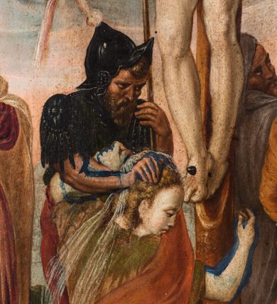 Zdjęcie nr 6: Obraz w formie stojącego prostokąta. W centrum ukazany krzyż z postacią umarłego Chrystusa, pod nim grupa postaci. Jezus przybity do krzyża trzema gwoździami, zwrócony w trzech czwartych w prawo, z głową opadającą na prawy bark, ciało w lekkim zwisie, o horyzontalnie rozłożonych ramionach oraz stopach skrzyżowanych w układzie prawa na lewą. Twarz ma szczupłą, o zamkniętych oczach i garbatym nosie, okoloną gęstymi i brązowymi brodą i włosami. Na głowie korona cierniowa. Ciało ma szczupłe i smukłe, z zaznaczonymi śladami męki. Perizonium krótkie i białe, ściśle przylegające do ciała, z rozwianymi po bokach fragmentami tkaniny. Pionowa belka krzyża zakończona tabliczką z napisem „INRI”, u jego dołu leży puszka, czaszka i piszczel. Pod krzyżem klęczy św. Maria Magdalena zwrócona profilem w lewo, prawą ręką obejmuję belkę krzyża, lewą kładzie na piersi stojącego za nią Longina. Twarz ma młodzieńczą, okoloną jasnymi, kręconymi włosami. Ubrana jest w zielono-brązową suknię i czerwony płaszcz, na głowie ma prześwitujący welon, a na stopach czerwone sandały. Longin w pozycji stojącej, zwrócony w trzech czwartych w lewo, z pochyloną głową. Prawą rękę kładzie na głowie Marii Magdaleny, lewą przytrzymuje na ramieniu włócznie z gąbką. Ukazany jest jako dojrzały mężczyzna, okolony gęstą brodą. Ubrany jest w czarną zbroję, a na głowie ma czarny morion (hełm) z kitą. Po prawej stronie krzyża stoi Maria zwrócona w trzech czwartych w lewo, z pochyloną głową, lewą ręką ociera łzy, prawą podtrzymuje na piersi płaszcz. Twarz ma pociągłą, o dużych, opadających oczach, prostym nosie i pełnych ustach. Ubrana jest w czerwoną suknię, jasnobrązowy płaszcz i biały welon na głowie. Po lewej stronie krzyża stoi św. Jan Ewangelista ukazany frontalnie, z głową skierowaną w prawo. Lewą rękę ma opuszczoną wzdłuż boku, w dłoni trzyma płaszcz, prawą kładzie na piersi. Twarz ma owalną, o dużych oczach, krótkim nosie i pełnych ustach, okoloną jasnymi, kręconymi włosami, opadającymi na ramiona. Ubrany jest w ciemnozieloną tunikę oraz przewiązany diagonalnie przez prawe ramię czerwony płaszcz. Obok św. Jana stoi mężczyzna, zwrócony tyłem, trzymający w prawej ręce halabardę. Na drugim planie, za Marią stoi kobieta unosząca splecione dłonie, ubrana w zieloną suknię, z białym welonem na głowie. Za św. Janem ukazane od tyłu dwie postacie rozmawiających mężczyzn ubranych w tuniki i turbany. Scena ukazana na tle zachmurzonego szarego nieba, rozświetlonego w górnej części obrazu z tetragramem (יהוה). Dzieło ujęte złoconą, profilowaną ramą dekorowaną kimationem i perełkowaniem. 