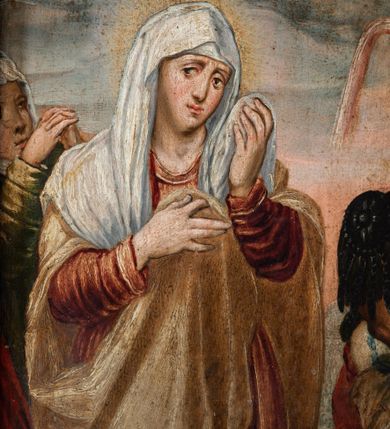 Zdjęcie nr 7: Obraz w formie stojącego prostokąta. W centrum ukazany krzyż z postacią umarłego Chrystusa, pod nim grupa postaci. Jezus przybity do krzyża trzema gwoździami, zwrócony w trzech czwartych w prawo, z głową opadającą na prawy bark, ciało w lekkim zwisie, o horyzontalnie rozłożonych ramionach oraz stopach skrzyżowanych w układzie prawa na lewą. Twarz ma szczupłą, o zamkniętych oczach i garbatym nosie, okoloną gęstymi i brązowymi brodą i włosami. Na głowie korona cierniowa. Ciało ma szczupłe i smukłe, z zaznaczonymi śladami męki. Perizonium krótkie i białe, ściśle przylegające do ciała, z rozwianymi po bokach fragmentami tkaniny. Pionowa belka krzyża zakończona tabliczką z napisem „INRI”, u jego dołu leży puszka, czaszka i piszczel. Pod krzyżem klęczy św. Maria Magdalena zwrócona profilem w lewo, prawą ręką obejmuję belkę krzyża, lewą kładzie na piersi stojącego za nią Longina. Twarz ma młodzieńczą, okoloną jasnymi, kręconymi włosami. Ubrana jest w zielono-brązową suknię i czerwony płaszcz, na głowie ma prześwitujący welon, a na stopach czerwone sandały. Longin w pozycji stojącej, zwrócony w trzech czwartych w lewo, z pochyloną głową. Prawą rękę kładzie na głowie Marii Magdaleny, lewą przytrzymuje na ramieniu włócznie z gąbką. Ukazany jest jako dojrzały mężczyzna, okolony gęstą brodą. Ubrany jest w czarną zbroję, a na głowie ma czarny morion (hełm) z kitą. Po prawej stronie krzyża stoi Maria zwrócona w trzech czwartych w lewo, z pochyloną głową, lewą ręką ociera łzy, prawą podtrzymuje na piersi płaszcz. Twarz ma pociągłą, o dużych, opadających oczach, prostym nosie i pełnych ustach. Ubrana jest w czerwoną suknię, jasnobrązowy płaszcz i biały welon na głowie. Po lewej stronie krzyża stoi św. Jan Ewangelista ukazany frontalnie, z głową skierowaną w prawo. Lewą rękę ma opuszczoną wzdłuż boku, w dłoni trzyma płaszcz, prawą kładzie na piersi. Twarz ma owalną, o dużych oczach, krótkim nosie i pełnych ustach, okoloną jasnymi, kręconymi włosami, opadającymi na ramiona. Ubrany jest w ciemnozieloną tunikę oraz przewiązany diagonalnie przez prawe ramię czerwony płaszcz. Obok św. Jana stoi mężczyzna, zwrócony tyłem, trzymający w prawej ręce halabardę. Na drugim planie, za Marią stoi kobieta unosząca splecione dłonie, ubrana w zieloną suknię, z białym welonem na głowie. Za św. Janem ukazane od tyłu dwie postacie rozmawiających mężczyzn ubranych w tuniki i turbany. Scena ukazana na tle zachmurzonego szarego nieba, rozświetlonego w górnej części obrazu z tetragramem (יהוה). Dzieło ujęte złoconą, profilowaną ramą dekorowaną kimationem i perełkowaniem. 