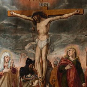 Zdjęcie nr 1: Obraz w formie stojącego prostokąta. W centrum ukazany krzyż z postacią umarłego Chrystusa, pod nim grupa postaci. Jezus przybity do krzyża trzema gwoździami, zwrócony w trzech czwartych w prawo, z głową opadającą na prawy bark, ciało w lekkim zwisie, o horyzontalnie rozłożonych ramionach oraz stopach skrzyżowanych w układzie prawa na lewą. Twarz ma szczupłą, o zamkniętych oczach i garbatym nosie, okoloną gęstymi i brązowymi brodą i włosami. Na głowie korona cierniowa. Ciało ma szczupłe i smukłe, z zaznaczonymi śladami męki. Perizonium krótkie i białe, ściśle przylegające do ciała, z rozwianymi po bokach fragmentami tkaniny. Pionowa belka krzyża zakończona tabliczką z napisem „INRI”, u jego dołu leży puszka, czaszka i piszczel. Pod krzyżem klęczy św. Maria Magdalena zwrócona profilem w lewo, prawą ręką obejmuję belkę krzyża, lewą kładzie na piersi stojącego za nią Longina. Twarz ma młodzieńczą, okoloną jasnymi, kręconymi włosami. Ubrana jest w zielono-brązową suknię i czerwony płaszcz, na głowie ma prześwitujący welon, a na stopach czerwone sandały. Longin w pozycji stojącej, zwrócony w trzech czwartych w lewo, z pochyloną głową. Prawą rękę kładzie na głowie Marii Magdaleny, lewą przytrzymuje na ramieniu włócznie z gąbką. Ukazany jest jako dojrzały mężczyzna, okolony gęstą brodą. Ubrany jest w czarną zbroję, a na głowie ma czarny morion (hełm) z kitą. Po prawej stronie krzyża stoi Maria zwrócona w trzech czwartych w lewo, z pochyloną głową, lewą ręką ociera łzy, prawą podtrzymuje na piersi płaszcz. Twarz ma pociągłą, o dużych, opadających oczach, prostym nosie i pełnych ustach. Ubrana jest w czerwoną suknię, jasnobrązowy płaszcz i biały welon na głowie. Po lewej stronie krzyża stoi św. Jan Ewangelista ukazany frontalnie, z głową skierowaną w prawo. Lewą rękę ma opuszczoną wzdłuż boku, w dłoni trzyma płaszcz, prawą kładzie na piersi. Twarz ma owalną, o dużych oczach, krótkim nosie i pełnych ustach, okoloną jasnymi, kręconymi włosami, opadającymi na ramiona. Ubrany jest w ciemnozieloną tunikę oraz przewiązany diagonalnie przez prawe ramię czerwony płaszcz. Obok św. Jana stoi mężczyzna, zwrócony tyłem, trzymający w prawej ręce halabardę. Na drugim planie, za Marią stoi kobieta unosząca splecione dłonie, ubrana w zieloną suknię, z białym welonem na głowie. Za św. Janem ukazane od tyłu dwie postacie rozmawiających mężczyzn ubranych w tuniki i turbany. Scena ukazana na tle zachmurzonego szarego nieba, rozświetlonego w górnej części obrazu z tetragramem (יהוה). Dzieło ujęte złoconą, profilowaną ramą dekorowaną kimationem i perełkowaniem. 