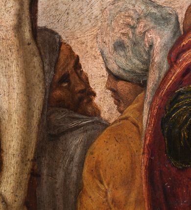 Zdjęcie nr 9: Obraz w formie stojącego prostokąta. W centrum ukazany krzyż z postacią umarłego Chrystusa, pod nim grupa postaci. Jezus przybity do krzyża trzema gwoździami, zwrócony w trzech czwartych w prawo, z głową opadającą na prawy bark, ciało w lekkim zwisie, o horyzontalnie rozłożonych ramionach oraz stopach skrzyżowanych w układzie prawa na lewą. Twarz ma szczupłą, o zamkniętych oczach i garbatym nosie, okoloną gęstymi i brązowymi brodą i włosami. Na głowie korona cierniowa. Ciało ma szczupłe i smukłe, z zaznaczonymi śladami męki. Perizonium krótkie i białe, ściśle przylegające do ciała, z rozwianymi po bokach fragmentami tkaniny. Pionowa belka krzyża zakończona tabliczką z napisem „INRI”, u jego dołu leży puszka, czaszka i piszczel. Pod krzyżem klęczy św. Maria Magdalena zwrócona profilem w lewo, prawą ręką obejmuję belkę krzyża, lewą kładzie na piersi stojącego za nią Longina. Twarz ma młodzieńczą, okoloną jasnymi, kręconymi włosami. Ubrana jest w zielono-brązową suknię i czerwony płaszcz, na głowie ma prześwitujący welon, a na stopach czerwone sandały. Longin w pozycji stojącej, zwrócony w trzech czwartych w lewo, z pochyloną głową. Prawą rękę kładzie na głowie Marii Magdaleny, lewą przytrzymuje na ramieniu włócznie z gąbką. Ukazany jest jako dojrzały mężczyzna, okolony gęstą brodą. Ubrany jest w czarną zbroję, a na głowie ma czarny morion (hełm) z kitą. Po prawej stronie krzyża stoi Maria zwrócona w trzech czwartych w lewo, z pochyloną głową, lewą ręką ociera łzy, prawą podtrzymuje na piersi płaszcz. Twarz ma pociągłą, o dużych, opadających oczach, prostym nosie i pełnych ustach. Ubrana jest w czerwoną suknię, jasnobrązowy płaszcz i biały welon na głowie. Po lewej stronie krzyża stoi św. Jan Ewangelista ukazany frontalnie, z głową skierowaną w prawo. Lewą rękę ma opuszczoną wzdłuż boku, w dłoni trzyma płaszcz, prawą kładzie na piersi. Twarz ma owalną, o dużych oczach, krótkim nosie i pełnych ustach, okoloną jasnymi, kręconymi włosami, opadającymi na ramiona. Ubrany jest w ciemnozieloną tunikę oraz przewiązany diagonalnie przez prawe ramię czerwony płaszcz. Obok św. Jana stoi mężczyzna, zwrócony tyłem, trzymający w prawej ręce halabardę. Na drugim planie, za Marią stoi kobieta unosząca splecione dłonie, ubrana w zieloną suknię, z białym welonem na głowie. Za św. Janem ukazane od tyłu dwie postacie rozmawiających mężczyzn ubranych w tuniki i turbany. Scena ukazana na tle zachmurzonego szarego nieba, rozświetlonego w górnej części obrazu z tetragramem (יהוה). Dzieło ujęte złoconą, profilowaną ramą dekorowaną kimationem i perełkowaniem. 