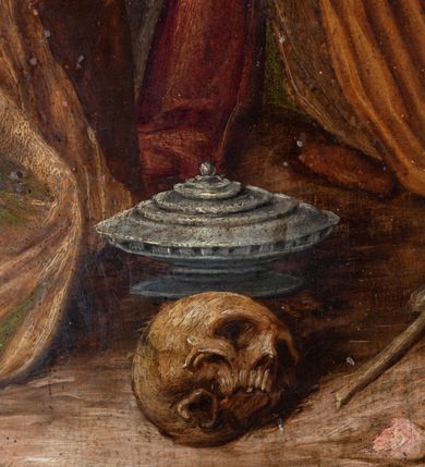 Zdjęcie nr 11: Obraz w formie stojącego prostokąta. W centrum ukazany krzyż z postacią umarłego Chrystusa, pod nim grupa postaci. Jezus przybity do krzyża trzema gwoździami, zwrócony w trzech czwartych w prawo, z głową opadającą na prawy bark, ciało w lekkim zwisie, o horyzontalnie rozłożonych ramionach oraz stopach skrzyżowanych w układzie prawa na lewą. Twarz ma szczupłą, o zamkniętych oczach i garbatym nosie, okoloną gęstymi i brązowymi brodą i włosami. Na głowie korona cierniowa. Ciało ma szczupłe i smukłe, z zaznaczonymi śladami męki. Perizonium krótkie i białe, ściśle przylegające do ciała, z rozwianymi po bokach fragmentami tkaniny. Pionowa belka krzyża zakończona tabliczką z napisem „INRI”, u jego dołu leży puszka, czaszka i piszczel. Pod krzyżem klęczy św. Maria Magdalena zwrócona profilem w lewo, prawą ręką obejmuję belkę krzyża, lewą kładzie na piersi stojącego za nią Longina. Twarz ma młodzieńczą, okoloną jasnymi, kręconymi włosami. Ubrana jest w zielono-brązową suknię i czerwony płaszcz, na głowie ma prześwitujący welon, a na stopach czerwone sandały. Longin w pozycji stojącej, zwrócony w trzech czwartych w lewo, z pochyloną głową. Prawą rękę kładzie na głowie Marii Magdaleny, lewą przytrzymuje na ramieniu włócznie z gąbką. Ukazany jest jako dojrzały mężczyzna, okolony gęstą brodą. Ubrany jest w czarną zbroję, a na głowie ma czarny morion (hełm) z kitą. Po prawej stronie krzyża stoi Maria zwrócona w trzech czwartych w lewo, z pochyloną głową, lewą ręką ociera łzy, prawą podtrzymuje na piersi płaszcz. Twarz ma pociągłą, o dużych, opadających oczach, prostym nosie i pełnych ustach. Ubrana jest w czerwoną suknię, jasnobrązowy płaszcz i biały welon na głowie. Po lewej stronie krzyża stoi św. Jan Ewangelista ukazany frontalnie, z głową skierowaną w prawo. Lewą rękę ma opuszczoną wzdłuż boku, w dłoni trzyma płaszcz, prawą kładzie na piersi. Twarz ma owalną, o dużych oczach, krótkim nosie i pełnych ustach, okoloną jasnymi, kręconymi włosami, opadającymi na ramiona. Ubrany jest w ciemnozieloną tunikę oraz przewiązany diagonalnie przez prawe ramię czerwony płaszcz. Obok św. Jana stoi mężczyzna, zwrócony tyłem, trzymający w prawej ręce halabardę. Na drugim planie, za Marią stoi kobieta unosząca splecione dłonie, ubrana w zieloną suknię, z białym welonem na głowie. Za św. Janem ukazane od tyłu dwie postacie rozmawiających mężczyzn ubranych w tuniki i turbany. Scena ukazana na tle zachmurzonego szarego nieba, rozświetlonego w górnej części obrazu z tetragramem (יהוה). Dzieło ujęte złoconą, profilowaną ramą dekorowaną kimationem i perełkowaniem. 