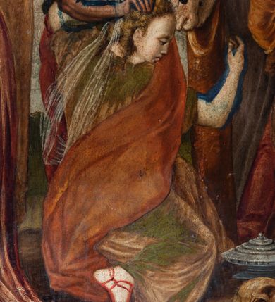 Zdjęcie nr 12: Obraz w formie stojącego prostokąta. W centrum ukazany krzyż z postacią umarłego Chrystusa, pod nim grupa postaci. Jezus przybity do krzyża trzema gwoździami, zwrócony w trzech czwartych w prawo, z głową opadającą na prawy bark, ciało w lekkim zwisie, o horyzontalnie rozłożonych ramionach oraz stopach skrzyżowanych w układzie prawa na lewą. Twarz ma szczupłą, o zamkniętych oczach i garbatym nosie, okoloną gęstymi i brązowymi brodą i włosami. Na głowie korona cierniowa. Ciało ma szczupłe i smukłe, z zaznaczonymi śladami męki. Perizonium krótkie i białe, ściśle przylegające do ciała, z rozwianymi po bokach fragmentami tkaniny. Pionowa belka krzyża zakończona tabliczką z napisem „INRI”, u jego dołu leży puszka, czaszka i piszczel. Pod krzyżem klęczy św. Maria Magdalena zwrócona profilem w lewo, prawą ręką obejmuję belkę krzyża, lewą kładzie na piersi stojącego za nią Longina. Twarz ma młodzieńczą, okoloną jasnymi, kręconymi włosami. Ubrana jest w zielono-brązową suknię i czerwony płaszcz, na głowie ma prześwitujący welon, a na stopach czerwone sandały. Longin w pozycji stojącej, zwrócony w trzech czwartych w lewo, z pochyloną głową. Prawą rękę kładzie na głowie Marii Magdaleny, lewą przytrzymuje na ramieniu włócznie z gąbką. Ukazany jest jako dojrzały mężczyzna, okolony gęstą brodą. Ubrany jest w czarną zbroję, a na głowie ma czarny morion (hełm) z kitą. Po prawej stronie krzyża stoi Maria zwrócona w trzech czwartych w lewo, z pochyloną głową, lewą ręką ociera łzy, prawą podtrzymuje na piersi płaszcz. Twarz ma pociągłą, o dużych, opadających oczach, prostym nosie i pełnych ustach. Ubrana jest w czerwoną suknię, jasnobrązowy płaszcz i biały welon na głowie. Po lewej stronie krzyża stoi św. Jan Ewangelista ukazany frontalnie, z głową skierowaną w prawo. Lewą rękę ma opuszczoną wzdłuż boku, w dłoni trzyma płaszcz, prawą kładzie na piersi. Twarz ma owalną, o dużych oczach, krótkim nosie i pełnych ustach, okoloną jasnymi, kręconymi włosami, opadającymi na ramiona. Ubrany jest w ciemnozieloną tunikę oraz przewiązany diagonalnie przez prawe ramię czerwony płaszcz. Obok św. Jana stoi mężczyzna, zwrócony tyłem, trzymający w prawej ręce halabardę. Na drugim planie, za Marią stoi kobieta unosząca splecione dłonie, ubrana w zieloną suknię, z białym welonem na głowie. Za św. Janem ukazane od tyłu dwie postacie rozmawiających mężczyzn ubranych w tuniki i turbany. Scena ukazana na tle zachmurzonego szarego nieba, rozświetlonego w górnej części obrazu z tetragramem (יהוה). Dzieło ujęte złoconą, profilowaną ramą dekorowaną kimationem i perełkowaniem. 