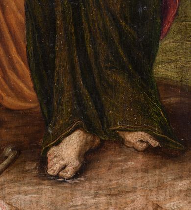 Zdjęcie nr 10: Obraz w formie stojącego prostokąta. W centrum ukazany krzyż z postacią umarłego Chrystusa, pod nim grupa postaci. Jezus przybity do krzyża trzema gwoździami, zwrócony w trzech czwartych w prawo, z głową opadającą na prawy bark, ciało w lekkim zwisie, o horyzontalnie rozłożonych ramionach oraz stopach skrzyżowanych w układzie prawa na lewą. Twarz ma szczupłą, o zamkniętych oczach i garbatym nosie, okoloną gęstymi i brązowymi brodą i włosami. Na głowie korona cierniowa. Ciało ma szczupłe i smukłe, z zaznaczonymi śladami męki. Perizonium krótkie i białe, ściśle przylegające do ciała, z rozwianymi po bokach fragmentami tkaniny. Pionowa belka krzyża zakończona tabliczką z napisem „INRI”, u jego dołu leży puszka, czaszka i piszczel. Pod krzyżem klęczy św. Maria Magdalena zwrócona profilem w lewo, prawą ręką obejmuję belkę krzyża, lewą kładzie na piersi stojącego za nią Longina. Twarz ma młodzieńczą, okoloną jasnymi, kręconymi włosami. Ubrana jest w zielono-brązową suknię i czerwony płaszcz, na głowie ma prześwitujący welon, a na stopach czerwone sandały. Longin w pozycji stojącej, zwrócony w trzech czwartych w lewo, z pochyloną głową. Prawą rękę kładzie na głowie Marii Magdaleny, lewą przytrzymuje na ramieniu włócznie z gąbką. Ukazany jest jako dojrzały mężczyzna, okolony gęstą brodą. Ubrany jest w czarną zbroję, a na głowie ma czarny morion (hełm) z kitą. Po prawej stronie krzyża stoi Maria zwrócona w trzech czwartych w lewo, z pochyloną głową, lewą ręką ociera łzy, prawą podtrzymuje na piersi płaszcz. Twarz ma pociągłą, o dużych, opadających oczach, prostym nosie i pełnych ustach. Ubrana jest w czerwoną suknię, jasnobrązowy płaszcz i biały welon na głowie. Po lewej stronie krzyża stoi św. Jan Ewangelista ukazany frontalnie, z głową skierowaną w prawo. Lewą rękę ma opuszczoną wzdłuż boku, w dłoni trzyma płaszcz, prawą kładzie na piersi. Twarz ma owalną, o dużych oczach, krótkim nosie i pełnych ustach, okoloną jasnymi, kręconymi włosami, opadającymi na ramiona. Ubrany jest w ciemnozieloną tunikę oraz przewiązany diagonalnie przez prawe ramię czerwony płaszcz. Obok św. Jana stoi mężczyzna, zwrócony tyłem, trzymający w prawej ręce halabardę. Na drugim planie, za Marią stoi kobieta unosząca splecione dłonie, ubrana w zieloną suknię, z białym welonem na głowie. Za św. Janem ukazane od tyłu dwie postacie rozmawiających mężczyzn ubranych w tuniki i turbany. Scena ukazana na tle zachmurzonego szarego nieba, rozświetlonego w górnej części obrazu z tetragramem (יהוה). Dzieło ujęte złoconą, profilowaną ramą dekorowaną kimationem i perełkowaniem. 