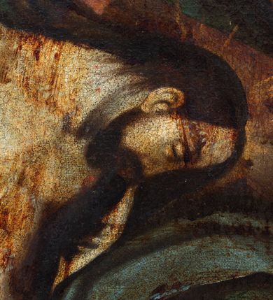 Zdjęcie nr 5: Obraz w formie stojącego prostokąta. W centrum ukazana Matka Boska podtrzymująca przy swoim prawym boku opadające bezwładnie ciało Chrystusa. Maria w pozycji siedzącej, zwrócona w trzech czwartych w lewo, z głową skierowaną w prawo, lewą rękę kładzie na wyciągniętej na jej kolanach ręce Chrystusa, prawą przytrzymuje jego ciało. Twarz ma pociągłą, o dużych, okrągłych i skierowanych w dół oczach, prostym nosie i małych ustach. Wokół jej głowy nimb promienisty. Ubrana jest w bladoróżową suknię oraz niebieski płaszcz zarzucony na głowę, ramiona i kolana. Chrystus ukazany w pozycji siedzącej z bezwładnie opadającymi torsem, głową, i nogami, ręce ma rozłożone na boki, podtrzymywane przez Marię. Zwrócony jest w trzech czwartych w prawo, z głową opadającą na lewą stronę. Twarz ma pociągłą, o zamkniętych oczach i długim nosie, okoloną krótkimi, brązowymi brodą i włosami. Ciało ma szczupłe i smukłe, o delikatnie zaznaczonej muskulaturze ciała, z zaznaczonymi śladami męki. Przez biodra ma przewiązane krótkie, białe perizonium. Postacie ukazane na tle zachmurzonego nieba, rozjaśnionego wokół głowy Marii. Obraz ujęty profilowaną ramą, polichromowaną w kolorze szarym. 
