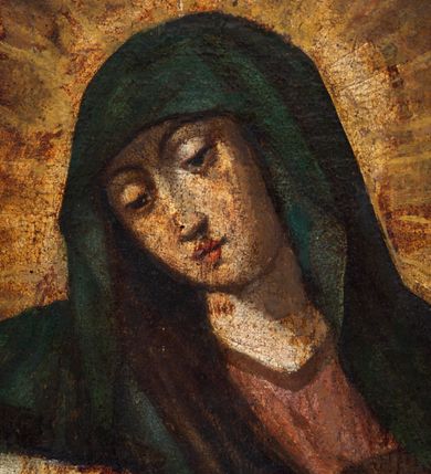 Zdjęcie nr 4: Obraz w formie stojącego prostokąta. W centrum ukazana Matka Boska podtrzymująca przy swoim prawym boku opadające bezwładnie ciało Chrystusa. Maria w pozycji siedzącej, zwrócona w trzech czwartych w lewo, z głową skierowaną w prawo, lewą rękę kładzie na wyciągniętej na jej kolanach ręce Chrystusa, prawą przytrzymuje jego ciało. Twarz ma pociągłą, o dużych, okrągłych i skierowanych w dół oczach, prostym nosie i małych ustach. Wokół jej głowy nimb promienisty. Ubrana jest w bladoróżową suknię oraz niebieski płaszcz zarzucony na głowę, ramiona i kolana. Chrystus ukazany w pozycji siedzącej z bezwładnie opadającymi torsem, głową, i nogami, ręce ma rozłożone na boki, podtrzymywane przez Marię. Zwrócony jest w trzech czwartych w prawo, z głową opadającą na lewą stronę. Twarz ma pociągłą, o zamkniętych oczach i długim nosie, okoloną krótkimi, brązowymi brodą i włosami. Ciało ma szczupłe i smukłe, o delikatnie zaznaczonej muskulaturze ciała, z zaznaczonymi śladami męki. Przez biodra ma przewiązane krótkie, białe perizonium. Postacie ukazane na tle zachmurzonego nieba, rozjaśnionego wokół głowy Marii. Obraz ujęty profilowaną ramą, polichromowaną w kolorze szarym. 
