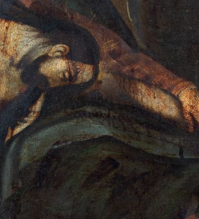 Zdjęcie nr 6: Obraz w formie stojącego prostokąta. W centrum ukazana Matka Boska podtrzymująca przy swoim prawym boku opadające bezwładnie ciało Chrystusa. Maria w pozycji siedzącej, zwrócona w trzech czwartych w lewo, z głową skierowaną w prawo, lewą rękę kładzie na wyciągniętej na jej kolanach ręce Chrystusa, prawą przytrzymuje jego ciało. Twarz ma pociągłą, o dużych, okrągłych i skierowanych w dół oczach, prostym nosie i małych ustach. Wokół jej głowy nimb promienisty. Ubrana jest w bladoróżową suknię oraz niebieski płaszcz zarzucony na głowę, ramiona i kolana. Chrystus ukazany w pozycji siedzącej z bezwładnie opadającymi torsem, głową, i nogami, ręce ma rozłożone na boki, podtrzymywane przez Marię. Zwrócony jest w trzech czwartych w prawo, z głową opadającą na lewą stronę. Twarz ma pociągłą, o zamkniętych oczach i długim nosie, okoloną krótkimi, brązowymi brodą i włosami. Ciało ma szczupłe i smukłe, o delikatnie zaznaczonej muskulaturze ciała, z zaznaczonymi śladami męki. Przez biodra ma przewiązane krótkie, białe perizonium. Postacie ukazane na tle zachmurzonego nieba, rozjaśnionego wokół głowy Marii. Obraz ujęty profilowaną ramą, polichromowaną w kolorze szarym. 
