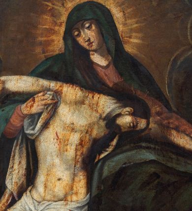 Zdjęcie nr 2: Obraz w formie stojącego prostokąta. W centrum ukazana Matka Boska podtrzymująca przy swoim prawym boku opadające bezwładnie ciało Chrystusa. Maria w pozycji siedzącej, zwrócona w trzech czwartych w lewo, z głową skierowaną w prawo, lewą rękę kładzie na wyciągniętej na jej kolanach ręce Chrystusa, prawą przytrzymuje jego ciało. Twarz ma pociągłą, o dużych, okrągłych i skierowanych w dół oczach, prostym nosie i małych ustach. Wokół jej głowy nimb promienisty. Ubrana jest w bladoróżową suknię oraz niebieski płaszcz zarzucony na głowę, ramiona i kolana. Chrystus ukazany w pozycji siedzącej z bezwładnie opadającymi torsem, głową, i nogami, ręce ma rozłożone na boki, podtrzymywane przez Marię. Zwrócony jest w trzech czwartych w prawo, z głową opadającą na lewą stronę. Twarz ma pociągłą, o zamkniętych oczach i długim nosie, okoloną krótkimi, brązowymi brodą i włosami. Ciało ma szczupłe i smukłe, o delikatnie zaznaczonej muskulaturze ciała, z zaznaczonymi śladami męki. Przez biodra ma przewiązane krótkie, białe perizonium. Postacie ukazane na tle zachmurzonego nieba, rozjaśnionego wokół głowy Marii. Obraz ujęty profilowaną ramą, polichromowaną w kolorze szarym. 
