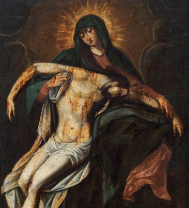 Zdjęcie nr 1: Obraz w formie stojącego prostokąta. W centrum ukazana Matka Boska podtrzymująca przy swoim prawym boku opadające bezwładnie ciało Chrystusa. Maria w pozycji siedzącej, zwrócona w trzech czwartych w lewo, z głową skierowaną w prawo, lewą rękę kładzie na wyciągniętej na jej kolanach ręce Chrystusa, prawą przytrzymuje jego ciało. Twarz ma pociągłą, o dużych, okrągłych i skierowanych w dół oczach, prostym nosie i małych ustach. Wokół jej głowy nimb promienisty. Ubrana jest w bladoróżową suknię oraz niebieski płaszcz zarzucony na głowę, ramiona i kolana. Chrystus ukazany w pozycji siedzącej z bezwładnie opadającymi torsem, głową, i nogami, ręce ma rozłożone na boki, podtrzymywane przez Marię. Zwrócony jest w trzech czwartych w prawo, z głową opadającą na lewą stronę. Twarz ma pociągłą, o zamkniętych oczach i długim nosie, okoloną krótkimi, brązowymi brodą i włosami. Ciało ma szczupłe i smukłe, o delikatnie zaznaczonej muskulaturze ciała, z zaznaczonymi śladami męki. Przez biodra ma przewiązane krótkie, białe perizonium. Postacie ukazane na tle zachmurzonego nieba, rozjaśnionego wokół głowy Marii. Obraz ujęty profilowaną ramą, polichromowaną w kolorze szarym. 
