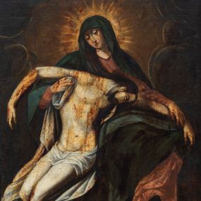 Zdjęcie nr 1: Obraz w formie stojącego prostokąta. W centrum ukazana Matka Boska podtrzymująca przy swoim prawym boku opadające bezwładnie ciało Chrystusa. Maria w pozycji siedzącej, zwrócona w trzech czwartych w lewo, z głową skierowaną w prawo, lewą rękę kładzie na wyciągniętej na jej kolanach ręce Chrystusa, prawą przytrzymuje jego ciało. Twarz ma pociągłą, o dużych, okrągłych i skierowanych w dół oczach, prostym nosie i małych ustach. Wokół jej głowy nimb promienisty. Ubrana jest w bladoróżową suknię oraz niebieski płaszcz zarzucony na głowę, ramiona i kolana. Chrystus ukazany w pozycji siedzącej z bezwładnie opadającymi torsem, głową, i nogami, ręce ma rozłożone na boki, podtrzymywane przez Marię. Zwrócony jest w trzech czwartych w prawo, z głową opadającą na lewą stronę. Twarz ma pociągłą, o zamkniętych oczach i długim nosie, okoloną krótkimi, brązowymi brodą i włosami. Ciało ma szczupłe i smukłe, o delikatnie zaznaczonej muskulaturze ciała, z zaznaczonymi śladami męki. Przez biodra ma przewiązane krótkie, białe perizonium. Postacie ukazane na tle zachmurzonego nieba, rozjaśnionego wokół głowy Marii. Obraz ujęty profilowaną ramą, polichromowaną w kolorze szarym. 
