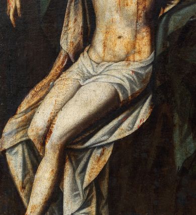 Zdjęcie nr 3: Obraz w formie stojącego prostokąta. W centrum ukazana Matka Boska podtrzymująca przy swoim prawym boku opadające bezwładnie ciało Chrystusa. Maria w pozycji siedzącej, zwrócona w trzech czwartych w lewo, z głową skierowaną w prawo, lewą rękę kładzie na wyciągniętej na jej kolanach ręce Chrystusa, prawą przytrzymuje jego ciało. Twarz ma pociągłą, o dużych, okrągłych i skierowanych w dół oczach, prostym nosie i małych ustach. Wokół jej głowy nimb promienisty. Ubrana jest w bladoróżową suknię oraz niebieski płaszcz zarzucony na głowę, ramiona i kolana. Chrystus ukazany w pozycji siedzącej z bezwładnie opadającymi torsem, głową, i nogami, ręce ma rozłożone na boki, podtrzymywane przez Marię. Zwrócony jest w trzech czwartych w prawo, z głową opadającą na lewą stronę. Twarz ma pociągłą, o zamkniętych oczach i długim nosie, okoloną krótkimi, brązowymi brodą i włosami. Ciało ma szczupłe i smukłe, o delikatnie zaznaczonej muskulaturze ciała, z zaznaczonymi śladami męki. Przez biodra ma przewiązane krótkie, białe perizonium. Postacie ukazane na tle zachmurzonego nieba, rozjaśnionego wokół głowy Marii. Obraz ujęty profilowaną ramą, polichromowaną w kolorze szarym. 
