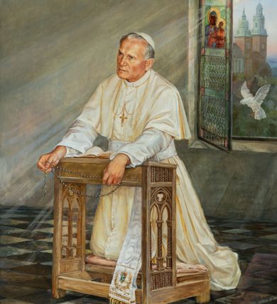 Zdjęcie nr 1: Obraz w kształcie stojącego prostokąta, ujęty profilowaną i złoconą ramą. W centrum kompozycji w pomieszczeniu o czarno-białej posadzce ukazany klęczący na rzeźbionym klęczniku papież Jan Paweł II. Postać zwrócona w trzech czwartych w prawo. Głowa uniesiona lekko ku górze, ręce wyciągnięte do przodu i wsparte na pulpicie klęcznika, trzymające różaniec. Papież przedstawiony jako starszy, siwowłosy mężczyzna ubrany w biały strój papieski, na głowie piuska, na szyi złoty pektorał. Wokół pasa przewiązana biała stuła z herbem maryjnym wykończona złotymi frędzlami. Z prawej strony kompozycji, w tle ukazane otwarte okno zdobione witrażem z wizerunkiem Matki Boskiej Częstochowskiej, przez które wlatuje biała gołębica. Na dalszym planie widoczne wieże katedry Wawelskiej. Kolorystyka obrazu jasna, pastelowa. W lewym dolnym rogu sygnatura „T(eresa). Śliwka-Moskal 2005”. Na odwrociu napis: „OBRAZ UFUNDOWANY PRZEZ / KS(IĘDZA) ARCYBISKUPA STANISŁAWA DZIWISZA / METROPOLITĘ KRAKOWSKIEGO / PRZY KONSULTACJI / KS(IĘDZA) DR ANDRZEJA JÓZEFA NOWOBILSKIEGO / NAMALOWANY PRZEZ ART(YSTĘ) MAL(ARZA) / TERESA ŚLIWKA-MOSKAL”.