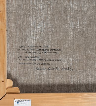 Zdjęcie nr 4: Obraz w kształcie stojącego prostokąta, ujęty profilowaną i złoconą ramą. W centrum kompozycji w pomieszczeniu o czarno-białej posadzce ukazany klęczący na rzeźbionym klęczniku papież Jan Paweł II. Postać zwrócona w trzech czwartych w prawo. Głowa uniesiona lekko ku górze, ręce wyciągnięte do przodu i wsparte na pulpicie klęcznika, trzymające różaniec. Papież przedstawiony jako starszy, siwowłosy mężczyzna ubrany w biały strój papieski, na głowie piuska, na szyi złoty pektorał. Wokół pasa przewiązana biała stuła z herbem maryjnym wykończona złotymi frędzlami. Z prawej strony kompozycji, w tle ukazane otwarte okno zdobione witrażem z wizerunkiem Matki Boskiej Częstochowskiej, przez które wlatuje biała gołębica. Na dalszym planie widoczne wieże katedry Wawelskiej. Kolorystyka obrazu jasna, pastelowa. W lewym dolnym rogu sygnatura „T(eresa). Śliwka-Moskal 2005”. Na odwrociu napis: „OBRAZ UFUNDOWANY PRZEZ / KS(IĘDZA) ARCYBISKUPA STANISŁAWA DZIWISZA / METROPOLITĘ KRAKOWSKIEGO / PRZY KONSULTACJI / KS(IĘDZA) DR ANDRZEJA JÓZEFA NOWOBILSKIEGO / NAMALOWANY PRZEZ ART(YSTĘ) MAL(ARZA) / TERESA ŚLIWKA-MOSKAL”.