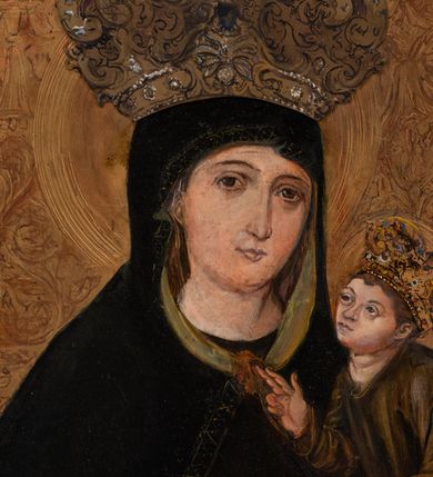 Zdjęcie nr 3: Obraz w formie stojącego prostokąta. W centrum półpostać Marii, zwróconej w trzech czwartych w lewo, w prawej dłoni trzyma z przodu kwiat koniczyny, lewą ręką podtrzymuje na ramieniu Dzieciątko. Twarz ma owalną, o migdałowatych oczach, prostym, długim nosie i małych ustach. Ubrana jest w ciemnoczerwoną suknię, przewiązaną w talii oraz ciemnoniebieski maforion z żółtą podszewką i dekoracyjnym obszyciem, zarzucony na głowę i ramiona, zapięty pod szyją klamrą. Dzieciątko w pozycji siedzącej, zwrócone w trzech czwartych w prawo, z uniesioną głową, prawą dłoń unosi w geście błogosławieństwa, lewą przytrzymuje na kolanie księgę. Twarz ma trójkątną, o migdałowatych oczach, małych nosie i ustach, okoloną krótkimi, brązowymi włosami. Ubrane jest w luźną, brązowo-zieloną tunikę. Postacie ukazane na brązowo-żółtym tle wypełnionym ornamentem roślinnym. Postacie mają aplikowane blaszane i malowane korony. Obraz ujęty profilowaną i złoconą ramą, dekorowaną ornamentem roślinnym. Na odwrocie deski inskrypcja: „J[ego] E[minencji] Najprzewielebniejszemu Księdzu Arcybiskupowi / DR KAROLOWI WOJTYLE / METROPOLICIE KRAKOWSKIEMU / Koronatorowi Cudownego Obrazu Matki Matki Bożej Świętojańskiej / z kościoła św. Jana w Krakowie / W HOŁDZIE SKŁADAJĄ / wdzięczne S.S. PREZENTKI. / KRAKÓW. 9 maja 1965 r. / kopiował Kasper Pochwalski / w kwietniu 1965”. 

