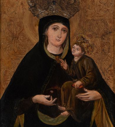 Zdjęcie nr 1: Obraz w formie stojącego prostokąta. W centrum półpostać Marii, zwróconej w trzech czwartych w lewo, w prawej dłoni trzyma z przodu kwiat koniczyny, lewą ręką podtrzymuje na ramieniu Dzieciątko. Twarz ma owalną, o migdałowatych oczach, prostym, długim nosie i małych ustach. Ubrana jest w ciemnoczerwoną suknię, przewiązaną w talii oraz ciemnoniebieski maforion z żółtą podszewką i dekoracyjnym obszyciem, zarzucony na głowę i ramiona, zapięty pod szyją klamrą. Dzieciątko w pozycji siedzącej, zwrócone w trzech czwartych w prawo, z uniesioną głową, prawą dłoń unosi w geście błogosławieństwa, lewą przytrzymuje na kolanie księgę. Twarz ma trójkątną, o migdałowatych oczach, małych nosie i ustach, okoloną krótkimi, brązowymi włosami. Ubrane jest w luźną, brązowo-zieloną tunikę. Postacie ukazane na brązowo-żółtym tle wypełnionym ornamentem roślinnym. Postacie mają aplikowane blaszane i malowane korony. Obraz ujęty profilowaną i złoconą ramą, dekorowaną ornamentem roślinnym. Na odwrocie deski inskrypcja: „J[ego] E[minencji] Najprzewielebniejszemu Księdzu Arcybiskupowi / DR KAROLOWI WOJTYLE / METROPOLICIE KRAKOWSKIEMU / Koronatorowi Cudownego Obrazu Matki Matki Bożej Świętojańskiej / z kościoła św. Jana w Krakowie / W HOŁDZIE SKŁADAJĄ / wdzięczne S.S. PREZENTKI. / KRAKÓW. 9 maja 1965 r. / kopiował Kasper Pochwalski / w kwietniu 1965”. 

