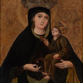 Zdjęcie nr 1: Obraz w formie stojącego prostokąta. W centrum półpostać Marii, zwróconej w trzech czwartych w lewo, w prawej dłoni trzyma z przodu kwiat koniczyny, lewą ręką podtrzymuje na ramieniu Dzieciątko. Twarz ma owalną, o migdałowatych oczach, prostym, długim nosie i małych ustach. Ubrana jest w ciemnoczerwoną suknię, przewiązaną w talii oraz ciemnoniebieski maforion z żółtą podszewką i dekoracyjnym obszyciem, zarzucony na głowę i ramiona, zapięty pod szyją klamrą. Dzieciątko w pozycji siedzącej, zwrócone w trzech czwartych w prawo, z uniesioną głową, prawą dłoń unosi w geście błogosławieństwa, lewą przytrzymuje na kolanie księgę. Twarz ma trójkątną, o migdałowatych oczach, małych nosie i ustach, okoloną krótkimi, brązowymi włosami. Ubrane jest w luźną, brązowo-zieloną tunikę. Postacie ukazane na brązowo-żółtym tle wypełnionym ornamentem roślinnym. Postacie mają aplikowane blaszane i malowane korony. Obraz ujęty profilowaną i złoconą ramą, dekorowaną ornamentem roślinnym. Na odwrocie deski inskrypcja: „J[ego] E[minencji] Najprzewielebniejszemu Księdzu Arcybiskupowi / DR KAROLOWI WOJTYLE / METROPOLICIE KRAKOWSKIEMU / Koronatorowi Cudownego Obrazu Matki Matki Bożej Świętojańskiej / z kościoła św. Jana w Krakowie / W HOŁDZIE SKŁADAJĄ / wdzięczne S.S. PREZENTKI. / KRAKÓW. 9 maja 1965 r. / kopiował Kasper Pochwalski / w kwietniu 1965”. 

