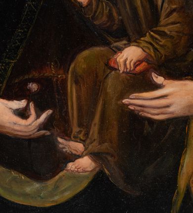 Zdjęcie nr 5: Obraz w formie stojącego prostokąta. W centrum półpostać Marii, zwróconej w trzech czwartych w lewo, w prawej dłoni trzyma z przodu kwiat koniczyny, lewą ręką podtrzymuje na ramieniu Dzieciątko. Twarz ma owalną, o migdałowatych oczach, prostym, długim nosie i małych ustach. Ubrana jest w ciemnoczerwoną suknię, przewiązaną w talii oraz ciemnoniebieski maforion z żółtą podszewką i dekoracyjnym obszyciem, zarzucony na głowę i ramiona, zapięty pod szyją klamrą. Dzieciątko w pozycji siedzącej, zwrócone w trzech czwartych w prawo, z uniesioną głową, prawą dłoń unosi w geście błogosławieństwa, lewą przytrzymuje na kolanie księgę. Twarz ma trójkątną, o migdałowatych oczach, małych nosie i ustach, okoloną krótkimi, brązowymi włosami. Ubrane jest w luźną, brązowo-zieloną tunikę. Postacie ukazane na brązowo-żółtym tle wypełnionym ornamentem roślinnym. Postacie mają aplikowane blaszane i malowane korony. Obraz ujęty profilowaną i złoconą ramą, dekorowaną ornamentem roślinnym. Na odwrocie deski inskrypcja: „J[ego] E[minencji] Najprzewielebniejszemu Księdzu Arcybiskupowi / DR KAROLOWI WOJTYLE / METROPOLICIE KRAKOWSKIEMU / Koronatorowi Cudownego Obrazu Matki Matki Bożej Świętojańskiej / z kościoła św. Jana w Krakowie / W HOŁDZIE SKŁADAJĄ / wdzięczne S.S. PREZENTKI. / KRAKÓW. 9 maja 1965 r. / kopiował Kasper Pochwalski / w kwietniu 1965”. 

