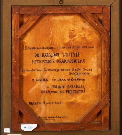 Zdjęcie nr 6: Obraz w formie stojącego prostokąta. W centrum półpostać Marii, zwróconej w trzech czwartych w lewo, w prawej dłoni trzyma z przodu kwiat koniczyny, lewą ręką podtrzymuje na ramieniu Dzieciątko. Twarz ma owalną, o migdałowatych oczach, prostym, długim nosie i małych ustach. Ubrana jest w ciemnoczerwoną suknię, przewiązaną w talii oraz ciemnoniebieski maforion z żółtą podszewką i dekoracyjnym obszyciem, zarzucony na głowę i ramiona, zapięty pod szyją klamrą. Dzieciątko w pozycji siedzącej, zwrócone w trzech czwartych w prawo, z uniesioną głową, prawą dłoń unosi w geście błogosławieństwa, lewą przytrzymuje na kolanie księgę. Twarz ma trójkątną, o migdałowatych oczach, małych nosie i ustach, okoloną krótkimi, brązowymi włosami. Ubrane jest w luźną, brązowo-zieloną tunikę. Postacie ukazane na brązowo-żółtym tle wypełnionym ornamentem roślinnym. Postacie mają aplikowane blaszane i malowane korony. Obraz ujęty profilowaną i złoconą ramą, dekorowaną ornamentem roślinnym. Na odwrocie deski inskrypcja: „J[ego] E[minencji] Najprzewielebniejszemu Księdzu Arcybiskupowi / DR KAROLOWI WOJTYLE / METROPOLICIE KRAKOWSKIEMU / Koronatorowi Cudownego Obrazu Matki Matki Bożej Świętojańskiej / z kościoła św. Jana w Krakowie / W HOŁDZIE SKŁADAJĄ / wdzięczne S.S. PREZENTKI. / KRAKÓW. 9 maja 1965 r. / kopiował Kasper Pochwalski / w kwietniu 1965”. 

