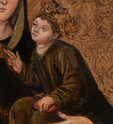 Zdjęcie nr 4: Obraz w formie stojącego prostokąta. W centrum półpostać Marii, zwróconej w trzech czwartych w lewo, w prawej dłoni trzyma z przodu kwiat koniczyny, lewą ręką podtrzymuje na ramieniu Dzieciątko. Twarz ma owalną, o migdałowatych oczach, prostym, długim nosie i małych ustach. Ubrana jest w ciemnoczerwoną suknię, przewiązaną w talii oraz ciemnoniebieski maforion z żółtą podszewką i dekoracyjnym obszyciem, zarzucony na głowę i ramiona, zapięty pod szyją klamrą. Dzieciątko w pozycji siedzącej, zwrócone w trzech czwartych w prawo, z uniesioną głową, prawą dłoń unosi w geście błogosławieństwa, lewą przytrzymuje na kolanie księgę. Twarz ma trójkątną, o migdałowatych oczach, małych nosie i ustach, okoloną krótkimi, brązowymi włosami. Ubrane jest w luźną, brązowo-zieloną tunikę. Postacie ukazane na brązowo-żółtym tle wypełnionym ornamentem roślinnym. Postacie mają aplikowane blaszane i malowane korony. Obraz ujęty profilowaną i złoconą ramą, dekorowaną ornamentem roślinnym. Na odwrocie deski inskrypcja: „J[ego] E[minencji] Najprzewielebniejszemu Księdzu Arcybiskupowi / DR KAROLOWI WOJTYLE / METROPOLICIE KRAKOWSKIEMU / Koronatorowi Cudownego Obrazu Matki Matki Bożej Świętojańskiej / z kościoła św. Jana w Krakowie / W HOŁDZIE SKŁADAJĄ / wdzięczne S.S. PREZENTKI. / KRAKÓW. 9 maja 1965 r. / kopiował Kasper Pochwalski / w kwietniu 1965”. 

