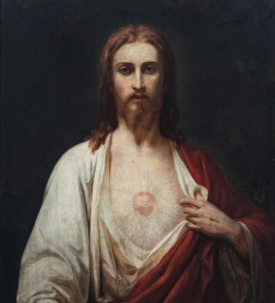 Zdjęcie nr 1: Obraz w formie stojącego prostokąta. W centrum Chrystus ukazany w półpostaci, frontalnie, lewą ręką odsłania pierś, prawą, opuszczoną, wyciąga do przodu ukazując ranę w dłoni. Twarz ma podłużną, o dużych, migdałowatych oczach, prostym, długim nosie i pełnych ustach, okoloną jasną, krotką brodą oraz jasnobrązowymi włosami, opadającymi na ramiona. Ubrany jest w luźną, białą tunikę odsłaniającą tors oraz czerwony płaszcz zawieszony diagonalnie przez lewe ramię. Na tle piersi ukazane gorejące serce w glorii promienistej. Chrystus ukazany na zielono-granatowym tle. W prawym dolnym rogu sygnatura: „J. Makarewicz / Lwów 89”. Dzieło ujęte szeroką, złoconą ramą dekorowaną motywem palmet. 