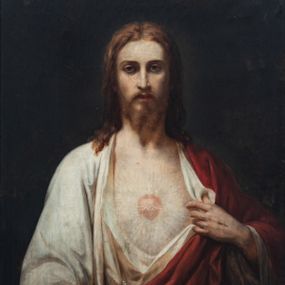 Zdjęcie nr 1: Obraz w formie stojącego prostokąta. W centrum Chrystus ukazany w półpostaci, frontalnie, lewą ręką odsłania pierś, prawą, opuszczoną, wyciąga do przodu ukazując ranę w dłoni. Twarz ma podłużną, o dużych, migdałowatych oczach, prostym, długim nosie i pełnych ustach, okoloną jasną, krotką brodą oraz jasnobrązowymi włosami, opadającymi na ramiona. Ubrany jest w luźną, białą tunikę odsłaniającą tors oraz czerwony płaszcz zawieszony diagonalnie przez lewe ramię. Na tle piersi ukazane gorejące serce w glorii promienistej. Chrystus ukazany na zielono-granatowym tle. W prawym dolnym rogu sygnatura: „J. Makarewicz / Lwów 89”. Dzieło ujęte szeroką, złoconą ramą dekorowaną motywem palmet. 