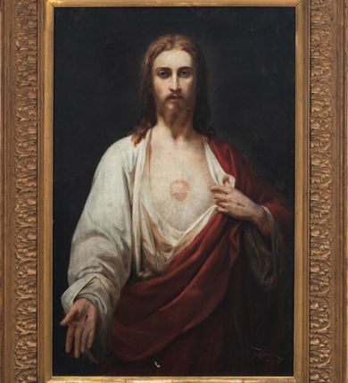 Zdjęcie nr 2: Obraz w formie stojącego prostokąta. W centrum Chrystus ukazany w półpostaci, frontalnie, lewą ręką odsłania pierś, prawą, opuszczoną, wyciąga do przodu ukazując ranę w dłoni. Twarz ma podłużną, o dużych, migdałowatych oczach, prostym, długim nosie i pełnych ustach, okoloną jasną, krotką brodą oraz jasnobrązowymi włosami, opadającymi na ramiona. Ubrany jest w luźną, białą tunikę odsłaniającą tors oraz czerwony płaszcz zawieszony diagonalnie przez lewe ramię. Na tle piersi ukazane gorejące serce w glorii promienistej. Chrystus ukazany na zielono-granatowym tle. W prawym dolnym rogu sygnatura: „J. Makarewicz / Lwów 89”. Dzieło ujęte szeroką, złoconą ramą dekorowaną motywem palmet. 