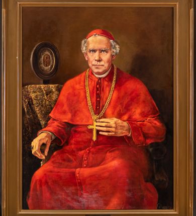 Zdjęcie nr 2: Obraz w formie stojącego prostokąta. W centrum Zygmunt Szczęsny Feliński ukazany do kolan, jako siedzący na fotelu, zwrócony w trzech czwartych w prawo, z obiema rękami opartymi na podłokietnikach, lewą dotyka krzyża na piersi. Twarz o cechach portretowych, okolona krótkimi, siwymi włosami. Na głowie czerwona piuska. Ubrany jest w czerwoną sutannę zapinaną z przodu rzędem guzików oraz czerwony mucet. Na piersi ma zawieszony na grubym łańcuchu krzyż pektoralny, na prawej dłoni pierścień. Po prawej stronie postaci stolik nakryty wzorzystą tkaniną z wizerunkiem Matki Boskiej z Dzieciątkiem w owalnej ramie. Postać ukazana na cieniowanym, brązowym tle. W prawym dolnym rogu sygnatura: „J(an) Chrząszcz / 1997”. Obraz ujęty złoconą, profilowaną ramą, na dolnym boku tabliczka z inskrypcją: „Sługa Boży Arcybiskup / Zygmunt Szczęsny Feliński (1822-1895) / J[ego] E[minencji] Ks[iędzu] Kardynałowi Franciszkowi Macharskiemu / Siostry Franciszkanki Rodziny Maryi”. 