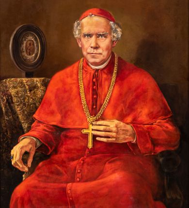 Zdjęcie nr 1: Obraz w formie stojącego prostokąta. W centrum Zygmunt Szczęsny Feliński ukazany do kolan, jako siedzący na fotelu, zwrócony w trzech czwartych w prawo, z obiema rękami opartymi na podłokietnikach, lewą dotyka krzyża na piersi. Twarz o cechach portretowych, okolona krótkimi, siwymi włosami. Na głowie czerwona piuska. Ubrany jest w czerwoną sutannę zapinaną z przodu rzędem guzików oraz czerwony mucet. Na piersi ma zawieszony na grubym łańcuchu krzyż pektoralny, na prawej dłoni pierścień. Po prawej stronie postaci stolik nakryty wzorzystą tkaniną z wizerunkiem Matki Boskiej z Dzieciątkiem w owalnej ramie. Postać ukazana na cieniowanym, brązowym tle. W prawym dolnym rogu sygnatura: „J(an) Chrząszcz / 1997”. Obraz ujęty złoconą, profilowaną ramą, na dolnym boku tabliczka z inskrypcją: „Sługa Boży Arcybiskup / Zygmunt Szczęsny Feliński (1822-1895) / J[ego] E[minencji] Ks[iędzu] Kardynałowi Franciszkowi Macharskiemu / Siostry Franciszkanki Rodziny Maryi”. 