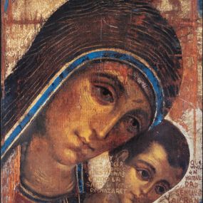 Zdjęcie nr 1: Obraz w formie stojącego prostokąta. W centrum przedstawienie popiersia Marii i Jezusa ukazanego jako dziecko, zwróconych w trzech czwartych w lewo, z pochylonymi głowami. Twarz Marii pociągła, o dużych, migdałowatych oczach, łukowatych brwiach, prostym, wąskim nosie i małych ustach. Ubrana jest w czerwoną suknię oraz brązowy płaszcz o niebieskiej lamówce zarzucony na głowę i ramiona. Przed Marią znajduje się mniejsza postać Jezusa. Jego twarz jest pociągła, o dużych, migdałowatych oczach, łukowatych brwiach, wąskim nosie i małych ustach, okolona krótkimi, brązowymi włosami. Ubrany jest ciemnobrązową tunikę, o wzorze w pasy. Wokół głów Marii i Jezusa złocone nimby. Postacie ukazane na niebieskim tle. Miedzy Marią a Jezusem napis: „HAY / QUE HACER / [...]DADIS / CAISTIANAS / COMO LA / SAGRADA FALIMIA / DE NAZARET”. Obok głowy Jezusa napis: „QUE / VIVA/EN / HUMIL/DAD / SENCILLE / YALABAN/ZIA / [...]”. W górnych narożach obrazu napisy: „MARIA” i „[...] / 1973”. Na odwrocie obrazu przyklejona drukowana kartka z napisem: „«Trzeba tworzyć wspólnoty chrześcijańskie, / takie jak Święta Rodzina z Nazaret, / które żyłyby w pokorze, prostocie i uwielbieniu, / i w których drugi jest Chrystusem.» / Umiłowanemu Pasterzowi Kościoła Krakowskiego / Jego Eminencji Kardynałowi Franciszkowi / na pamiątkę spotkania 18 lutego 2002 roku / ze Wspólnotami Drogi Neokatechumenalnej / Parafii Podwyższenia Krzyża Świętego, Kraków-Kurdwanów”. 