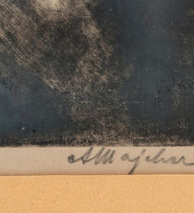 Zdjęcie nr 2: Rycina w formie leżącego prostokąta. Przedstawia rozmyty zarys krzyża z postacią Chrystusa ułożonego diagonalnie od lewego górnego do prawego dolnego rogu. Krzyż oświetlony jest od góry. W dolnej części dzieła znajduje się zarys sylwetek grupy postaci. Przy dolnej krawędzi dzieła napis: „mezzotinta «Wizja»” oraz sygnatura: „A(lojzy) Majcher”. Rycina umieszczona w passe-partout i ujęta drewnianą ramą. 

