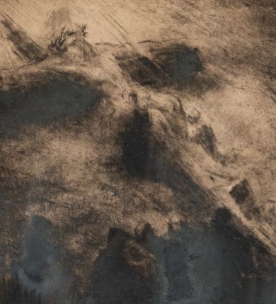 Zdjęcie nr 1: Rycina w formie leżącego prostokąta. Przedstawia rozmyty zarys krzyża z postacią Chrystusa ułożonego diagonalnie od lewego górnego do prawego dolnego rogu. Krzyż oświetlony jest od góry. W dolnej części dzieła znajduje się zarys sylwetek grupy postaci. Przy dolnej krawędzi dzieła napis: „mezzotinta «Wizja»” oraz sygnatura: „A(lojzy) Majcher”. Rycina umieszczona w passe-partout i ujęta drewnianą ramą. 


