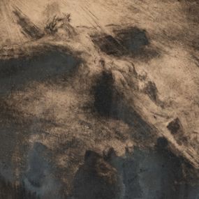 Zdjęcie nr 1: Rycina w formie leżącego prostokąta. Przedstawia rozmyty zarys krzyża z postacią Chrystusa ułożonego diagonalnie od lewego górnego do prawego dolnego rogu. Krzyż oświetlony jest od góry. W dolnej części dzieła znajduje się zarys sylwetek grupy postaci. Przy dolnej krawędzi dzieła napis: „mezzotinta «Wizja»” oraz sygnatura: „A(lojzy) Majcher”. Rycina umieszczona w passe-partout i ujęta drewnianą ramą. 

