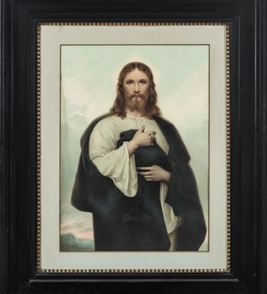 Zdjęcie nr 1: Obraz w formie stojącego prostokąta. W centrum Chrystus ukazany w półpostaci, zwrócony w trzech czwartych w lewo, z głową skierowaną frontalnie, obiema rękami przytrzymuje na piersi płaszcz. Twarz ma owalną, o niskim czole, migdałowatych oczach, prostym nosie i pełnych ustach; okoloną jasnobrązowymi, kręconymi brodą i włosami. Chrystus ubrany jest w białą, luźną tunikę oraz granatowy płaszcz zarzucony na ramiona i podtrzymywany z przodu postaci. Chrystus ukazany jest na tle pejzażu z błękitno-różowym niebem. Obraz ujęty szeroką, profilowaną, czarną ramą z złoconym perełkowaniem. 
