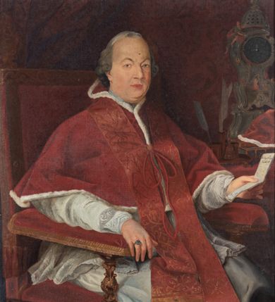 Zdjęcie nr 1: Obraz w formie stojącego prostokąta. W centrum ukazany papież przedstawiony do kolan, siedzący na rzeźbionym fotelu obitym czerwoną tkaniną. Postać zwrócona jest w trzech czwartych w lewo, w prawej uniesionej ręce trzyma kartkę z napisami: „Alla San[...] / Papa Pio VI&quot; i „Per / Ignacio / Pov[...]o&quot;, lewa spoczywa na podłokietniku. Twarz ma owalną, z wysokim czołem i drugim podbródkiem, o małych, wąskich oczach, uniesionych brwiach i pełnych ustach; okoloną krótkimi, siwymi i kręconymi włosami. Na głowie ma białą piuskę. Ubrany jest w białą sutannę, rokietę obszytą koronką, czerwony mucet podbity białym futrem oraz czerwoną, wzorzystą stułę. Po lewej stronie postaci stolik, na którym leżą zegar, książki, czerwone camaro oraz tacka z kałamarzami i piórami. Papież ukazany we wnętrzu na tle czerwonego, wzorzystego tła, z podwieszoną draperią w prawym, górnym rogu obrazu. Obraz ujęty profilowaną, złoconą ramą, dekorowaną przy krawędzi ornamentem geometrycznym. 