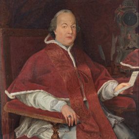 Zdjęcie nr 1: Obraz w formie stojącego prostokąta. W centrum ukazany papież przedstawiony do kolan, siedzący na rzeźbionym fotelu obitym czerwoną tkaniną. Postać zwrócona jest w trzech czwartych w lewo, w prawej uniesionej ręce trzyma kartkę z napisami: „Alla San[...] / Papa Pio VI" i „Per / Ignacio / Pov[...]o", lewa spoczywa na podłokietniku. Twarz ma owalną, z wysokim czołem i drugim podbródkiem, o małych, wąskich oczach, uniesionych brwiach i pełnych ustach; okoloną krótkimi, siwymi i kręconymi włosami. Na głowie ma białą piuskę. Ubrany jest w białą sutannę, rokietę obszytą koronką, czerwony mucet podbity białym futrem oraz czerwoną, wzorzystą stułę. Po lewej stronie postaci stolik, na którym leżą zegar, książki, czerwone camaro oraz tacka z kałamarzami i piórami. Papież ukazany we wnętrzu na tle czerwonego, wzorzystego tła, z podwieszoną draperią w prawym, górnym rogu obrazu. Obraz ujęty profilowaną, złoconą ramą, dekorowaną przy krawędzi ornamentem geometrycznym. 