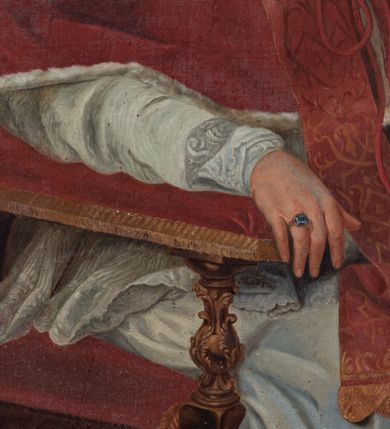 Zdjęcie nr 4: Obraz w formie stojącego prostokąta. W centrum ukazany papież przedstawiony do kolan, siedzący na rzeźbionym fotelu obitym czerwoną tkaniną. Postać zwrócona jest w trzech czwartych w lewo, w prawej uniesionej ręce trzyma kartkę z napisami: „Alla San[...] / Papa Pio VI" i „Per / Ignacio / Pov[...]o", lewa spoczywa na podłokietniku. Twarz ma owalną, z wysokim czołem i drugim podbródkiem, o małych, wąskich oczach, uniesionych brwiach i pełnych ustach; okoloną krótkimi, siwymi i kręconymi włosami. Na głowie ma białą piuskę. Ubrany jest w białą sutannę, rokietę obszytą koronką, czerwony mucet podbity białym futrem oraz czerwoną, wzorzystą stułę. Po lewej stronie postaci stolik, na którym leżą zegar, książki, czerwone camaro oraz tacka z kałamarzami i piórami. Papież ukazany we wnętrzu na tle czerwonego, wzorzystego tła, z podwieszoną draperią w prawym, górnym rogu obrazu. Obraz ujęty profilowaną, złoconą ramą, dekorowaną przy krawędzi ornamentem geometrycznym. 