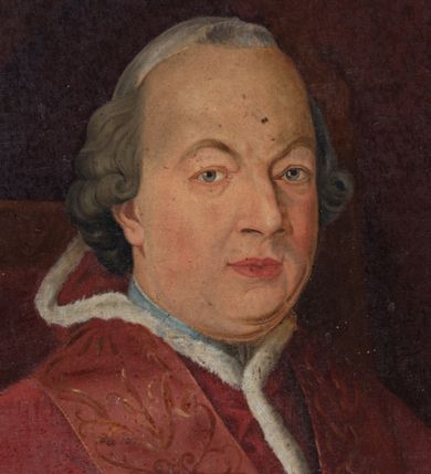 Zdjęcie nr 2: Obraz w formie stojącego prostokąta. W centrum ukazany papież przedstawiony do kolan, siedzący na rzeźbionym fotelu obitym czerwoną tkaniną. Postać zwrócona jest w trzech czwartych w lewo, w prawej uniesionej ręce trzyma kartkę z napisami: „Alla San[...] / Papa Pio VI" i „Per / Ignacio / Pov[...]o", lewa spoczywa na podłokietniku. Twarz ma owalną, z wysokim czołem i drugim podbródkiem, o małych, wąskich oczach, uniesionych brwiach i pełnych ustach; okoloną krótkimi, siwymi i kręconymi włosami. Na głowie ma białą piuskę. Ubrany jest w białą sutannę, rokietę obszytą koronką, czerwony mucet podbity białym futrem oraz czerwoną, wzorzystą stułę. Po lewej stronie postaci stolik, na którym leżą zegar, książki, czerwone camaro oraz tacka z kałamarzami i piórami. Papież ukazany we wnętrzu na tle czerwonego, wzorzystego tła, z podwieszoną draperią w prawym, górnym rogu obrazu. Obraz ujęty profilowaną, złoconą ramą, dekorowaną przy krawędzi ornamentem geometrycznym. 