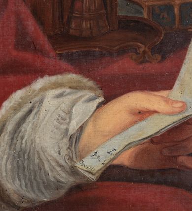 Zdjęcie nr 5: Obraz w formie stojącego prostokąta. W centrum ukazany papież przedstawiony do kolan, siedzący na rzeźbionym fotelu obitym czerwoną tkaniną. Postać zwrócona jest w trzech czwartych w lewo, w prawej uniesionej ręce trzyma kartkę z napisami: „Alla San[...] / Papa Pio VI" i „Per / Ignacio / Pov[...]o", lewa spoczywa na podłokietniku. Twarz ma owalną, z wysokim czołem i drugim podbródkiem, o małych, wąskich oczach, uniesionych brwiach i pełnych ustach; okoloną krótkimi, siwymi i kręconymi włosami. Na głowie ma białą piuskę. Ubrany jest w białą sutannę, rokietę obszytą koronką, czerwony mucet podbity białym futrem oraz czerwoną, wzorzystą stułę. Po lewej stronie postaci stolik, na którym leżą zegar, książki, czerwone camaro oraz tacka z kałamarzami i piórami. Papież ukazany we wnętrzu na tle czerwonego, wzorzystego tła, z podwieszoną draperią w prawym, górnym rogu obrazu. Obraz ujęty profilowaną, złoconą ramą, dekorowaną przy krawędzi ornamentem geometrycznym. 