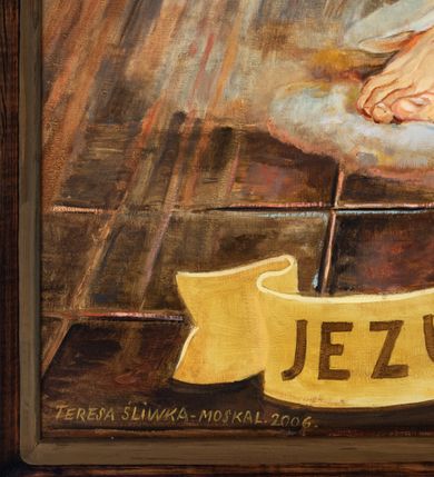 Zdjęcie nr 2: Obraz w kształcie stojącego prostokąta zamkniętego półkoliście. W centrum kompozycji postać Chrystusa zwróconego frontalnie, który lewą ręką dotyka rany na piersi, prawą unosi w geście błogosławieństwa. Postać ubrana jest w białą szatę o szerokich rękawach, przepasaną w talii. Z boku wydobywają się dwie  wiązki promieni czerwona i niebieska. Wokół głowy widoczny świetlisty nimb. Jezus stoi na obłokach, poniżej widoczna brązową podłoga. Tło obrazu jednolicie ciemnoszare. U dołu obrazu banderola z napisem „JEZU UFAM TOBIE”. W lewym, dolnym rogu sygnatura „TERESA ŚLIWKA-MOSKAL 2006”. Na odwrociu napisy „OBRAZ NAMALOWANY PRZEZ / TERESĘ ŚLIWKĘ MOSKAL (wg. A. Hyły) w 2006 R(OKU) / T(ERESA) ŚLIWKA-MOSKAL / 31-139 KRAKÓW ul. ŁOBZOWSKA 27/6 / TEL. 012 632 88 72”. 