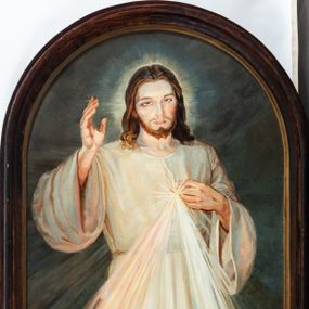 Zdjęcie nr 1: Obraz w kształcie stojącego prostokąta zamkniętego półkoliście. W centrum kompozycji postać Chrystusa zwróconego frontalnie, który lewą ręką dotyka rany na piersi, prawą unosi w geście błogosławieństwa. Postać ubrana jest w białą szatę o szerokich rękawach, przepasaną w talii. Z boku wydobywają się dwie  wiązki promieni czerwona i niebieska. Wokół głowy widoczny świetlisty nimb. Jezus stoi na obłokach, poniżej widoczna brązową podłoga. Tło obrazu jednolicie ciemnoszare. U dołu obrazu banderola z napisem „JEZU UFAM TOBIE”. W lewym, dolnym rogu sygnatura „TERESA ŚLIWKA-MOSKAL 2006”. Na odwrociu napisy „OBRAZ NAMALOWANY PRZEZ / TERESĘ ŚLIWKĘ MOSKAL (wg. A. Hyły) w 2006 R(OKU) / T(ERESA) ŚLIWKA-MOSKAL / 31-139 KRAKÓW ul. ŁOBZOWSKA 27/6 / TEL. 012 632 88 72”. 